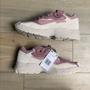 *New* Adidas Astir W